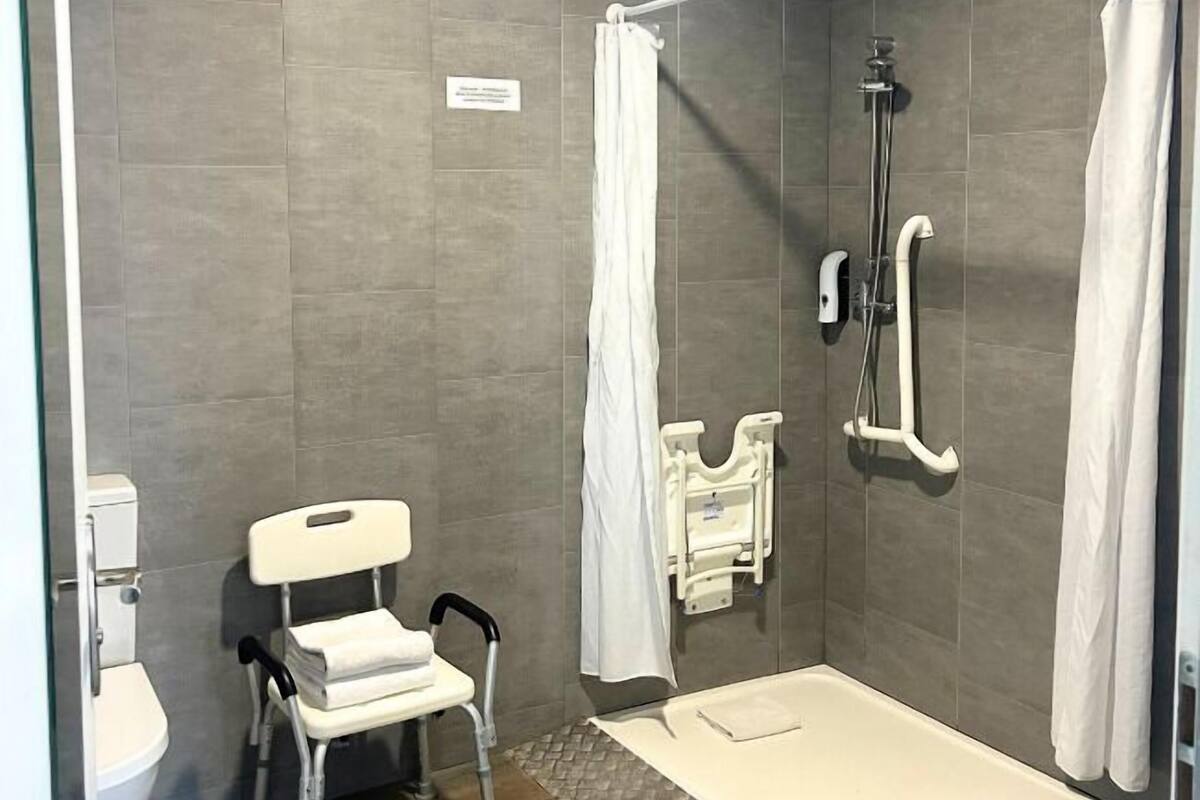 double room, accessible, ground floor | bathroom | shower, free toiletries, hair dryer, towels