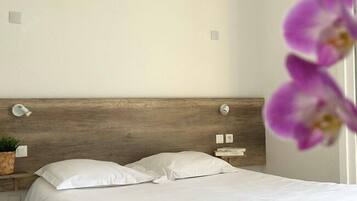 Tweepersoonskamer, balkon, uitzicht op zee | Individueel gedecoreerd, individueel gemeubileerd