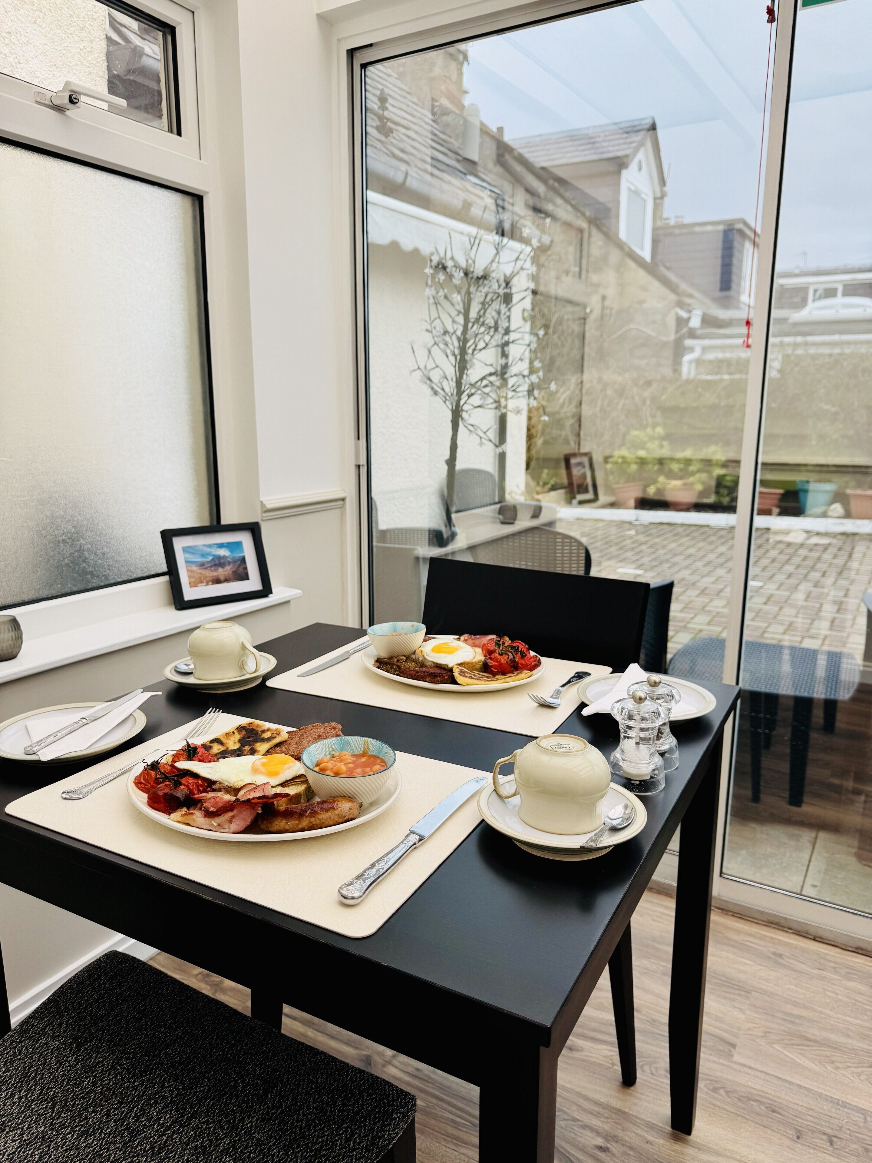 Päivittäinen täysi aamiainen maksusta