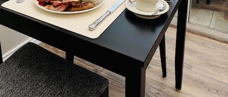 Päivittäinen täysi aamiainen maksusta