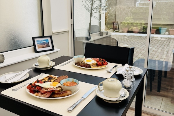 Se ofrece un desayuno completo todos los días (por un coste adicional)