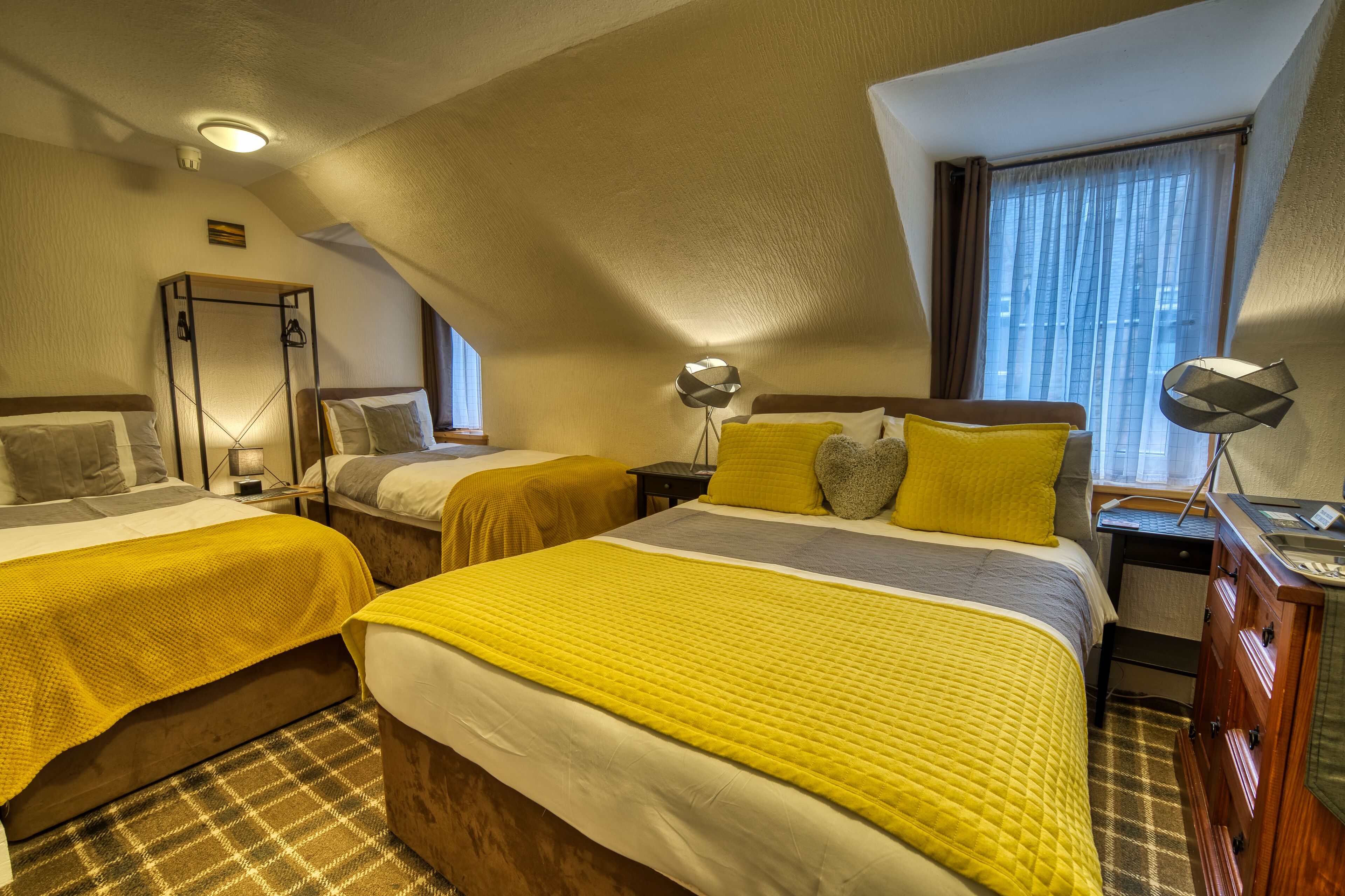 Habitación familiar, varias camas, para no fumadores, baño en la habitación | Ropa de cama hipoalergénica, camas Tempur-Pedic y wifi gratis 