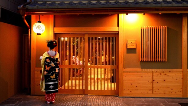 A traditional Japanese building with a wooden entrance, a lantern, and a sign indicating a rest area. - RESI STAY Tsubaki (Kyoto)