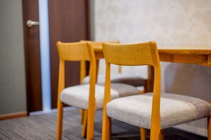 Deluxe-Zimmer, 2 Schlafzimmer | Essbereich im Zimmer