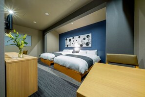 Standard-Vierbettzimmer (See all information before you book) | Zimmersafe, individuell dekoriert, Schreibtisch