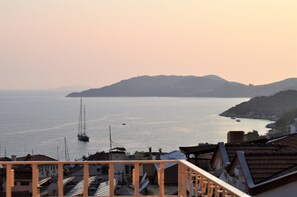 Duplex, 2 Bedrooms, Sea View | Premium bedding, individually decorated, individually furnished, desk