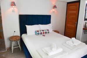 Economy Double Room (With Large Balcony) | Premium bedding, individually decorated, individually furnished, desk - Smyrna Pansiyon (Kas)