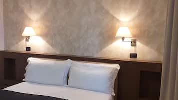 Camera Superior con letto matrimoniale o 2 letti singoli | Una cassaforte in camera, una scrivania, postazione laptop