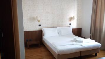 Una cassaforte in camera, una scrivania, postazione laptop