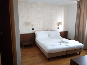 Caja de seguridad en la habitación y escritorio 