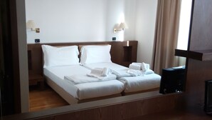 A hotel room with a bed, nightstands, a lamp, and a large mirror. - Hotel Cavalieri Pinerolo (Pinerolo)