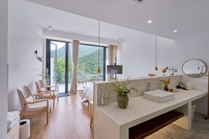 Minibar, escritorio, cortinas blackout y camas extra