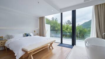 Great View Suite | Minibar, desk, blackout drapes, rollaway beds