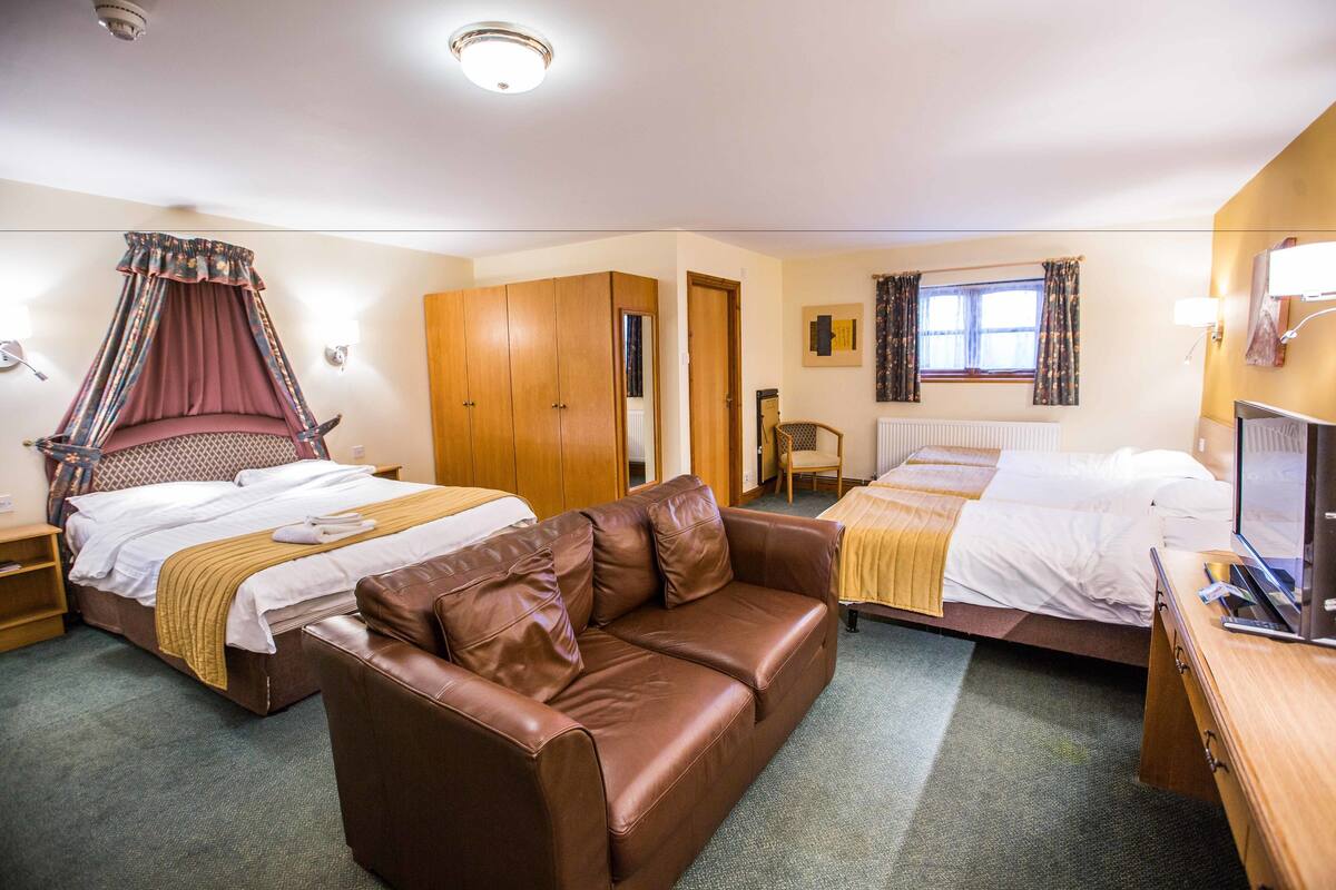 Coffres-forts dans les chambres, bureau, fer et planche à repasser