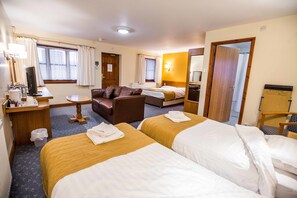 Chambre Familiale | Coffres-forts dans les chambres, bureau, fer et planche à repasser