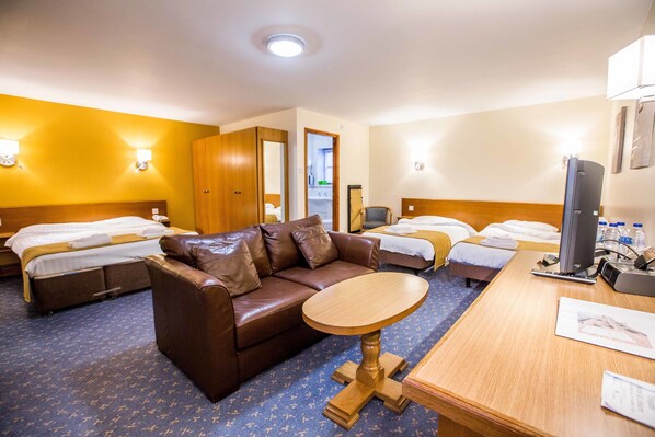 Chambre Familiale | Coffres-forts dans les chambres, bureau, fer et planche à repasser