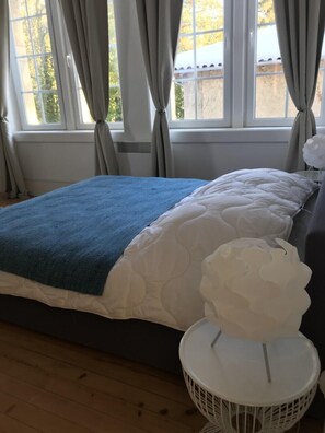 Decoración personalizada, muebles diferentes y cortinas blackout