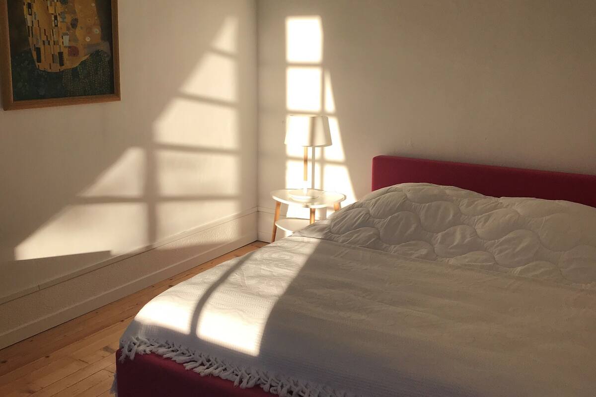 Decoración personalizada, muebles diferentes y cortinas blackout