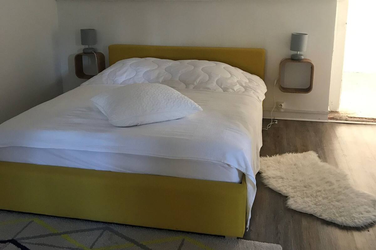 Decoración personalizada, muebles diferentes y cortinas blackout