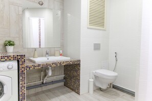 Lejlighed - 2 soveværelser (Mukhacheva, 230/1) | Badeværelse | Kombination af bruser/badekar, gratis toiletartikler, hårtørrer