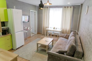 Apartment, 2 Bedrooms (Mukhacheva, 230/1) | Living area - OtelService (Biysk)