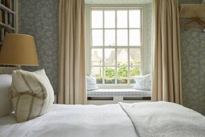 Kamar Double atau Twin (with Bathroom) | Didekorasi berbeda-beda dan dilengkapi dengan perabotan berbeda-beda