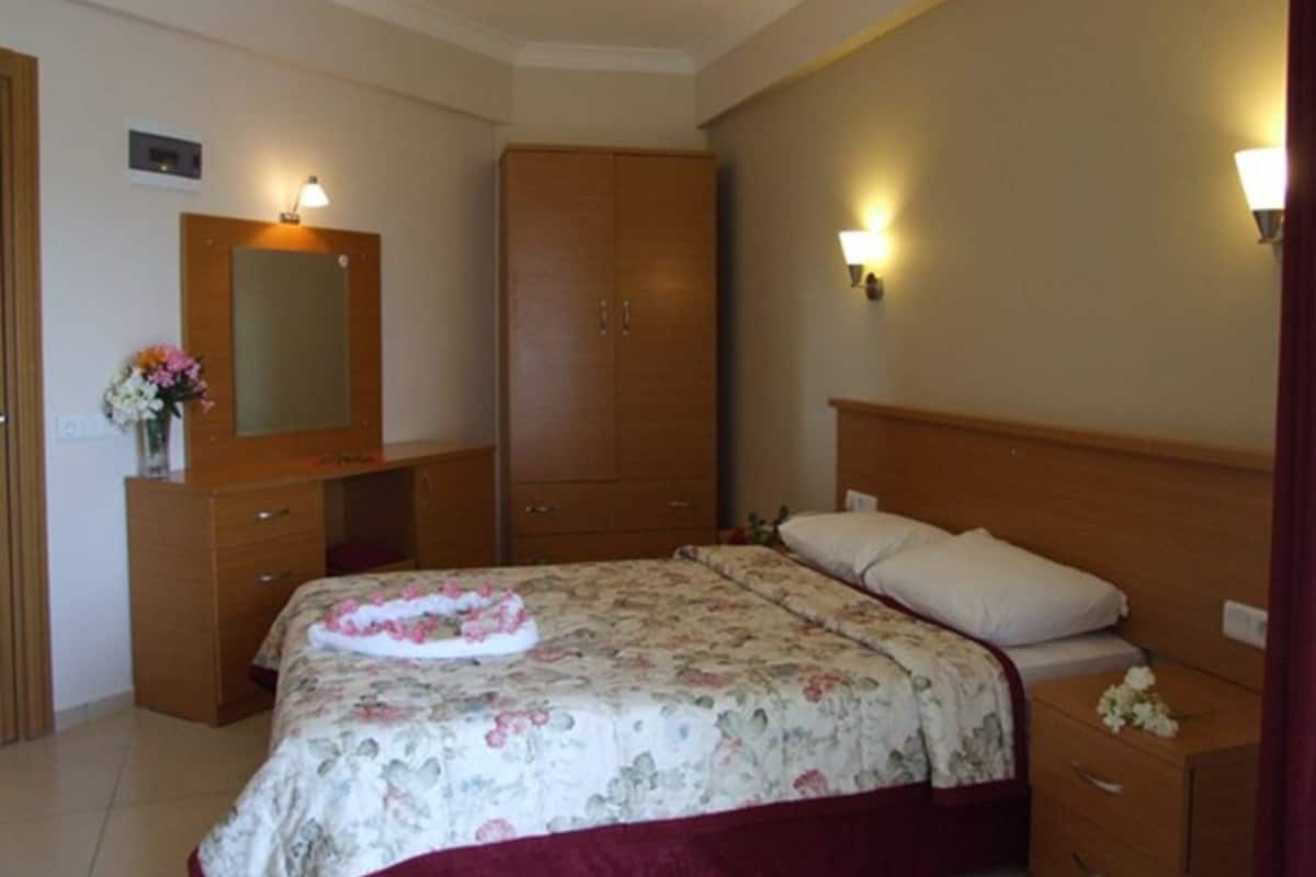 Habitación básica con 1 cama matrimonial o 2 individuales | 1 habitación, ropa de cama de alta calidad y wifi gratis