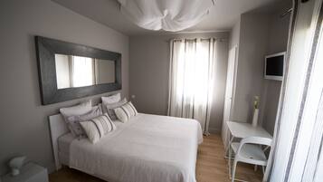 Comfort Double Room | Individually decorated, individually furnished, soundproofing