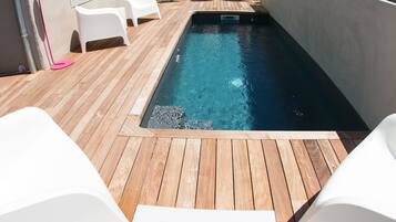 Kolam renang terbuka bermusim, kerusi lepak pantai