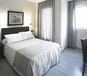 Minibar, in-room safe, desk, iron/ironing board - Hotel Cristina (Los Alcazares)