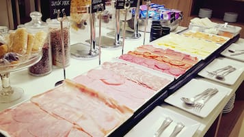 Desayuno continental diario (EUR 8.50 por persona)