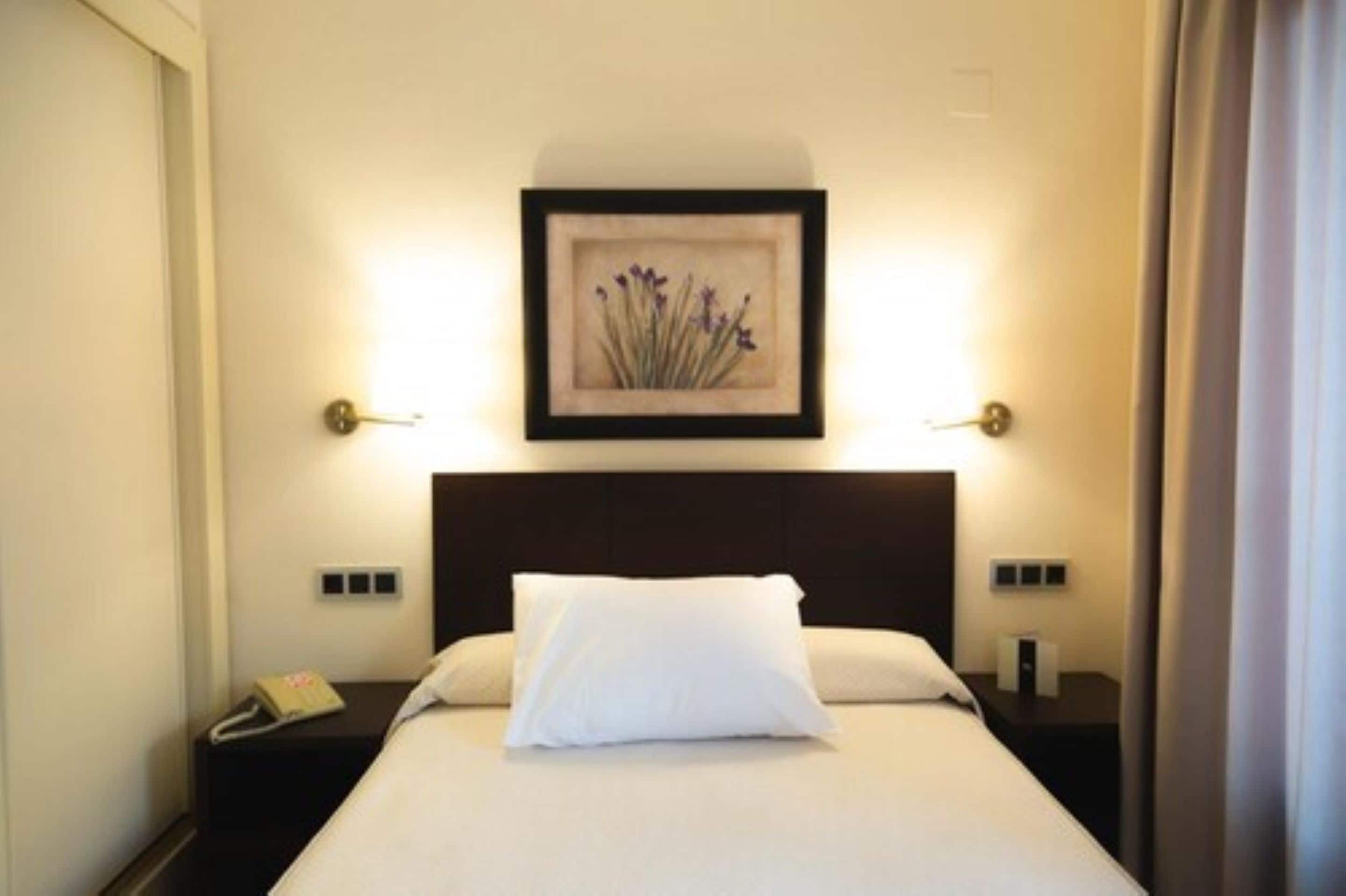 single room | minibar, in-room safe, desk, iron/ironing board