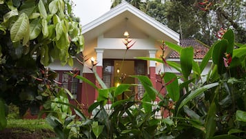 2 bedrooms, premium bedding, desk, free WiFi