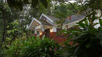 2 bedrooms, premium bedding, desk, free WiFi