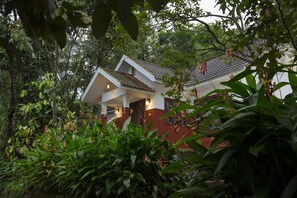 2 bedrooms, premium bedding, desk, soundproofing - Vythiri Holiday Resorts (Vythiri)