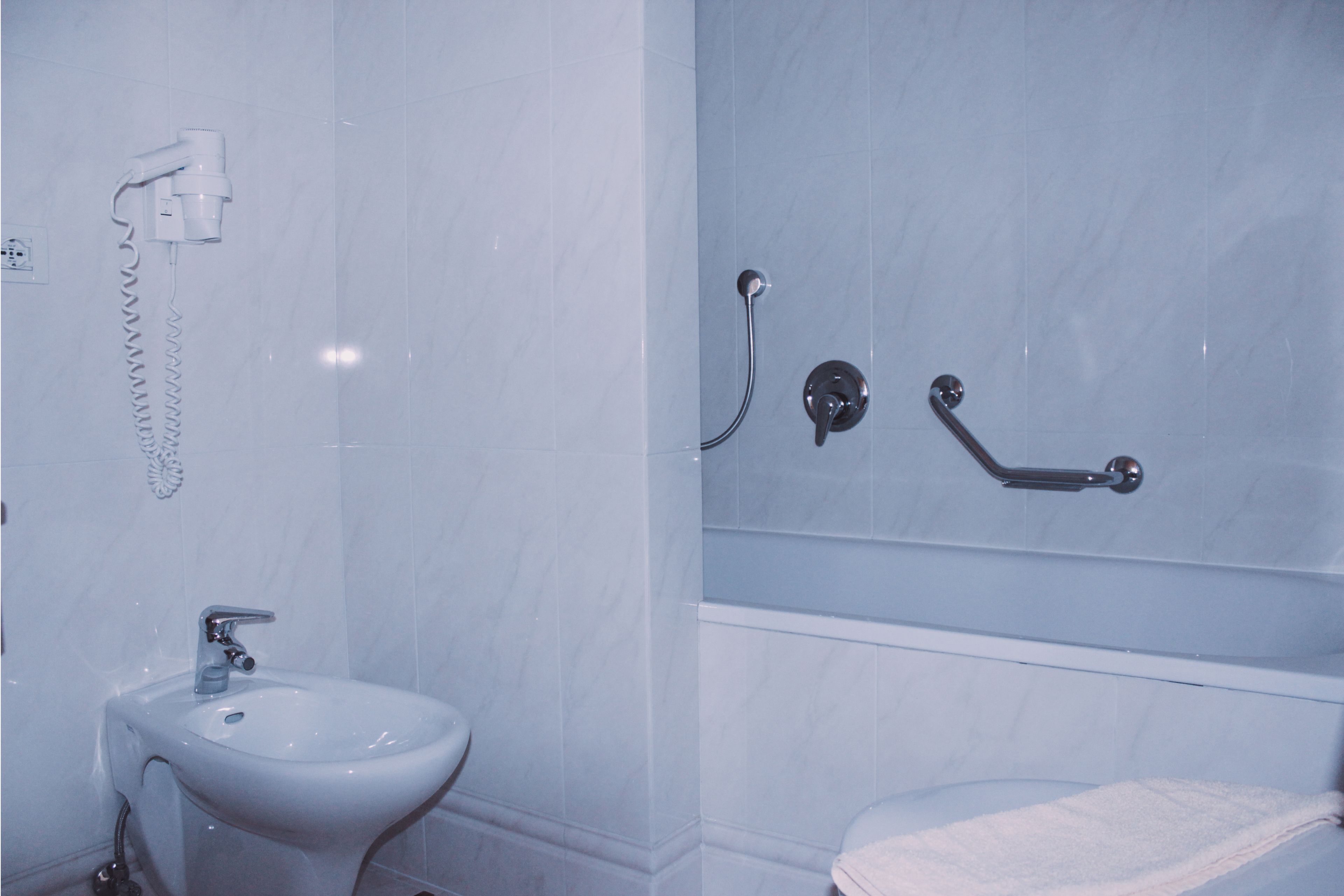 superior apartment | bathroom | shower, hair dryer, bidet, towels