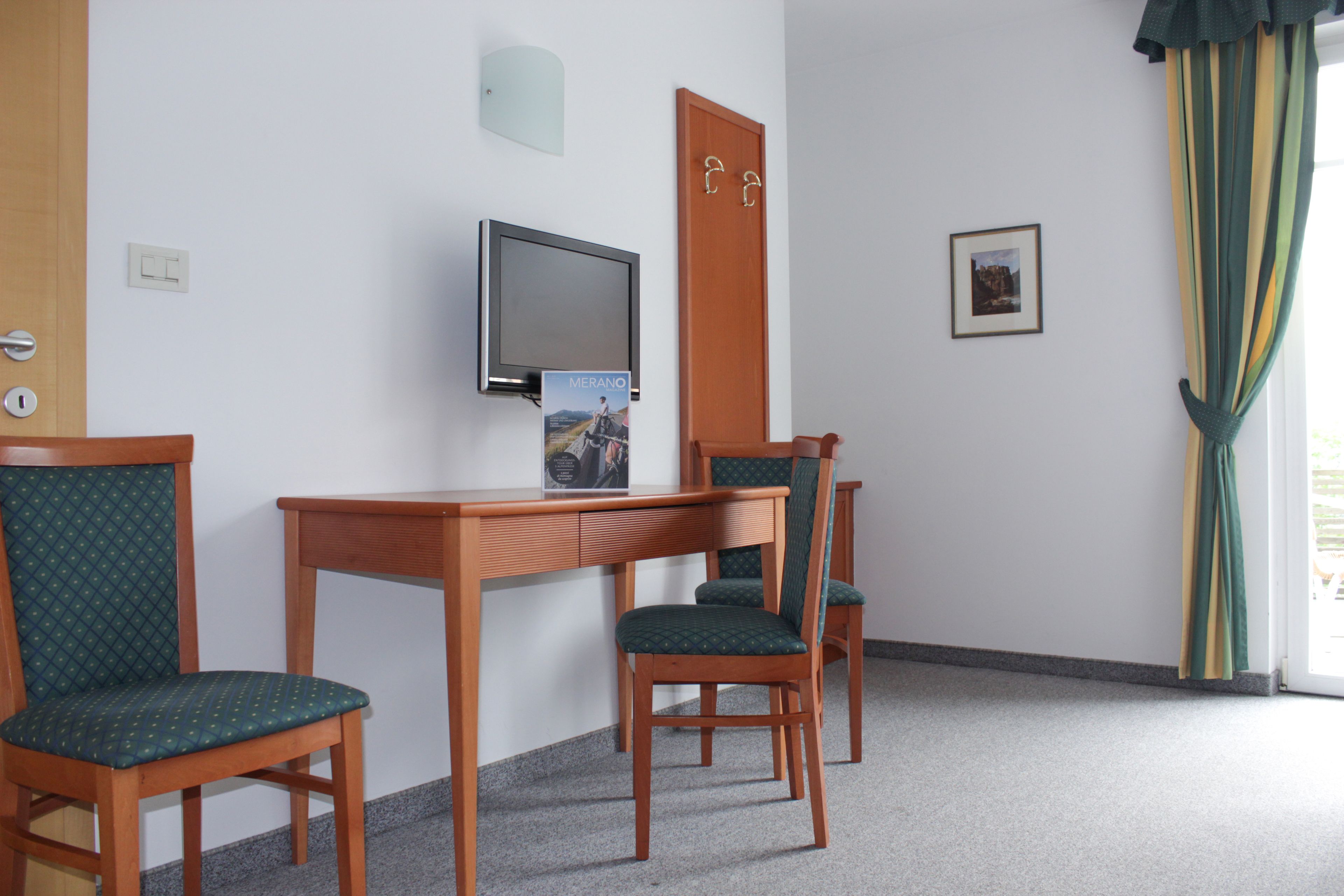 basic double room | living room | 32-inch flat-screen tv with cable channels, tv