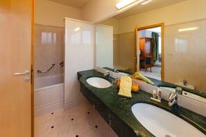 Shower, hair dryer, bidet, towels - Hotel Tannerhof (Schenna)