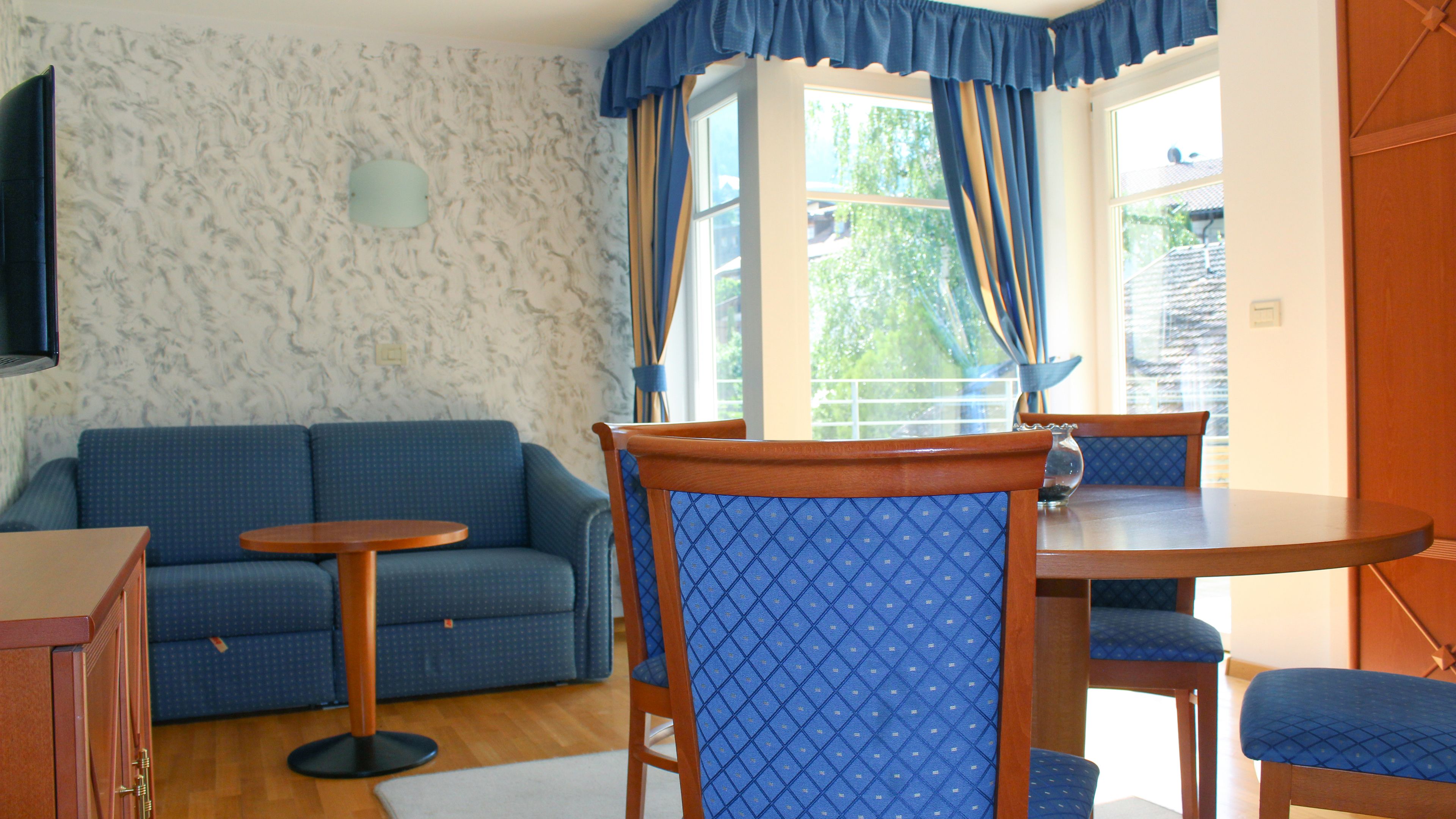 apartment, 1 bedroom, balcony | living room | 32-inch flat-screen tv with cable channels, tv