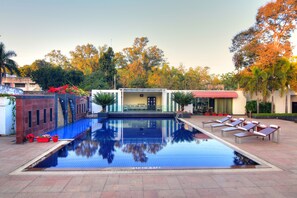 Una piscina al aire libre