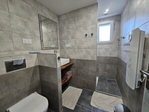 Familienapartment, Mehrere Betten | Badezimmer | Dusche, Hydromassagedusche, umweltfreundliche Kosmetikartikel
