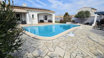 Una piscina al aire libre de temporada (de 10:00 a 20:00), sombrillas