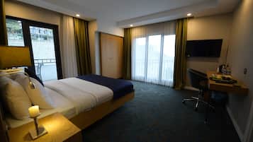 Deluxe Double Room, Partial Sea View | 2 bedrooms, Egyptian cotton sheets, premium bedding, down comforters
