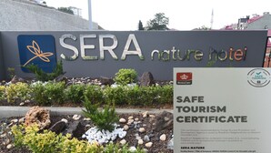 Señal para SERA Nature Hotel con Certificado de Turismo Seguro.