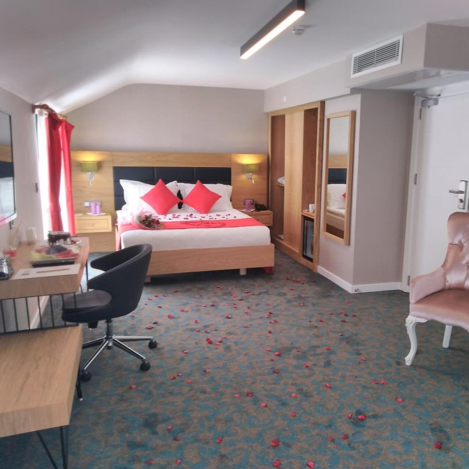 2 bedrooms, egyptian cotton sheets, premium bedding, down duvets