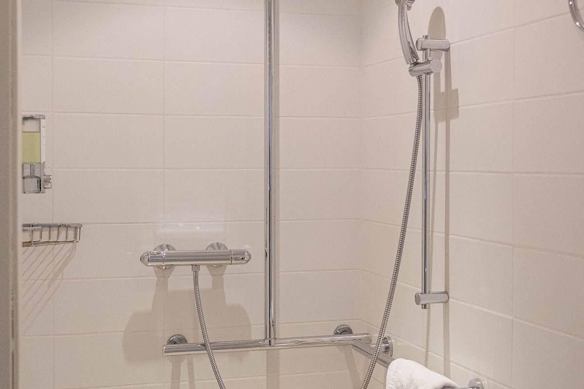 deluxe double room, terrace, sea view | bathroom | shower, free toiletries, hair dryer, towels