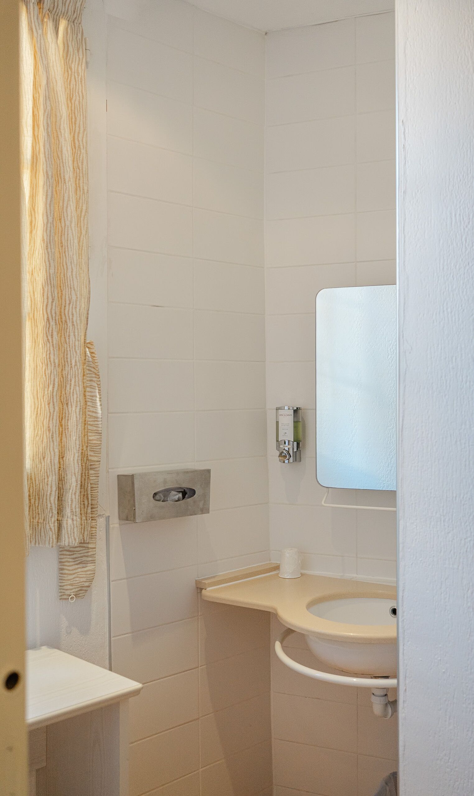 basic single room | bathroom | shower, free toiletries, hair dryer, towels