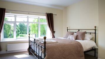 Double Room | Kalis bunyi, seterika/papan seterika, Wi-fi percuma, cadar katil