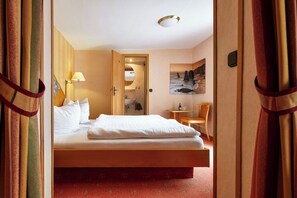 Habitación cuádruple clásica, 2 habitaciones, para no fumadores, junto a la montaña | Caja de seguridad en la habitación, cunas, wifi gratis y ropa de cama 