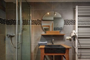 Chambre Double Classique, non-fumeurs, cÎté montagne | Salle de bain | Douche, sÚche-cheveux, serviettes fournies, savon